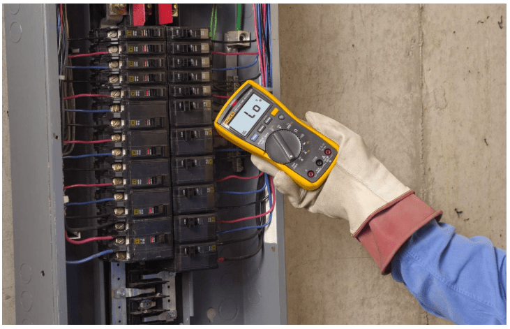  Fluke 117 Digital Multimeter, Non-Contact AC Voltage Detection, Measures Resistance/Continuity/Frequency/Capacitance/Min Max Average, Automatic AC/DC