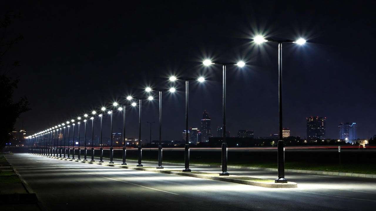 20-year vibration-free downtown outdoor post light fixture installation with internal damping