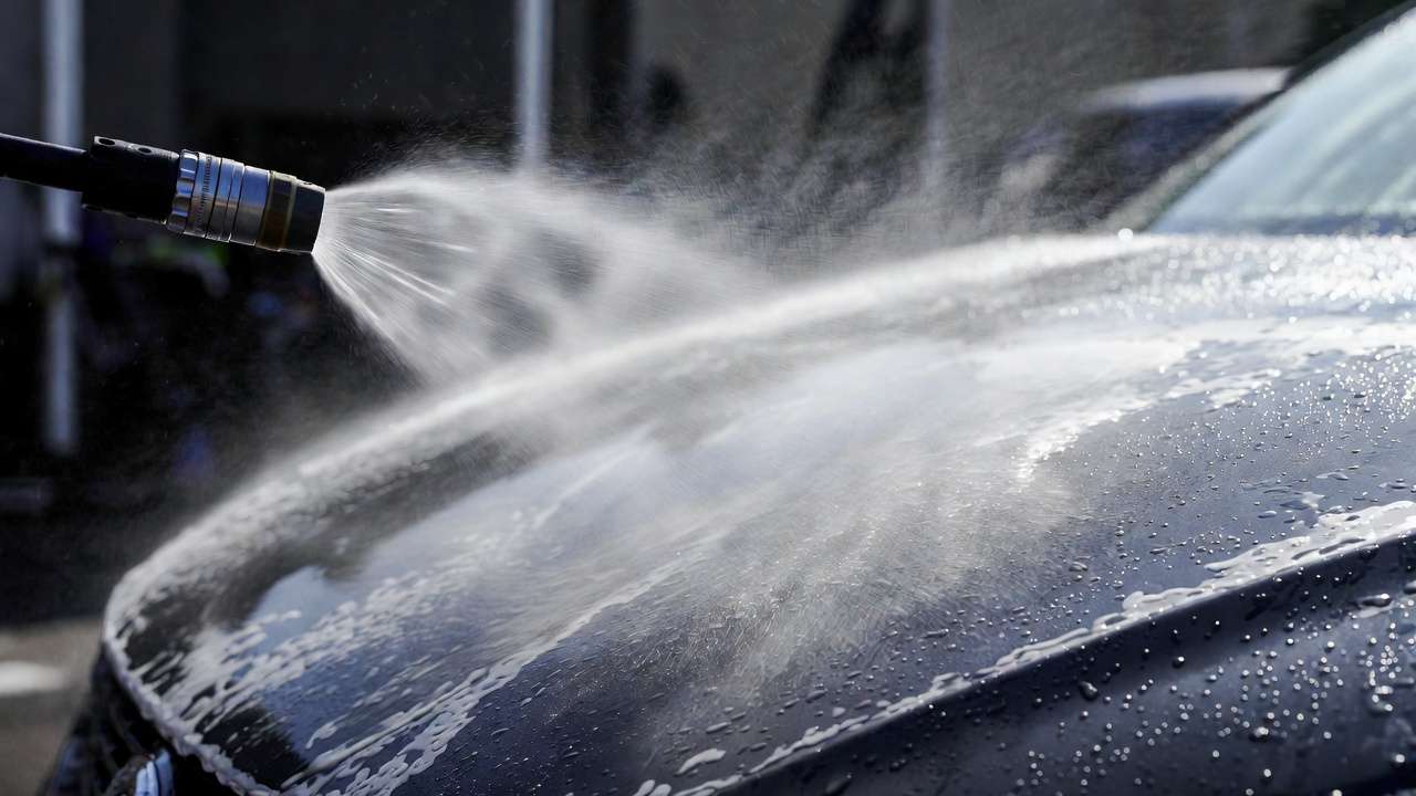 Perfect spot-free sheeting from optimized car cleaning water nozzle at 40-60 psi