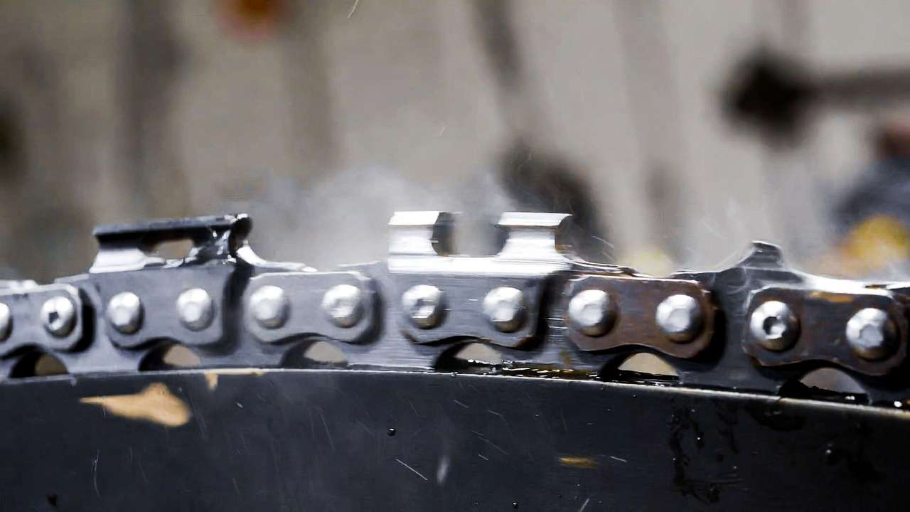 Chainsaw chain kinematics and lubrication system for optimal cutting performance and safety in mechanical engineering.