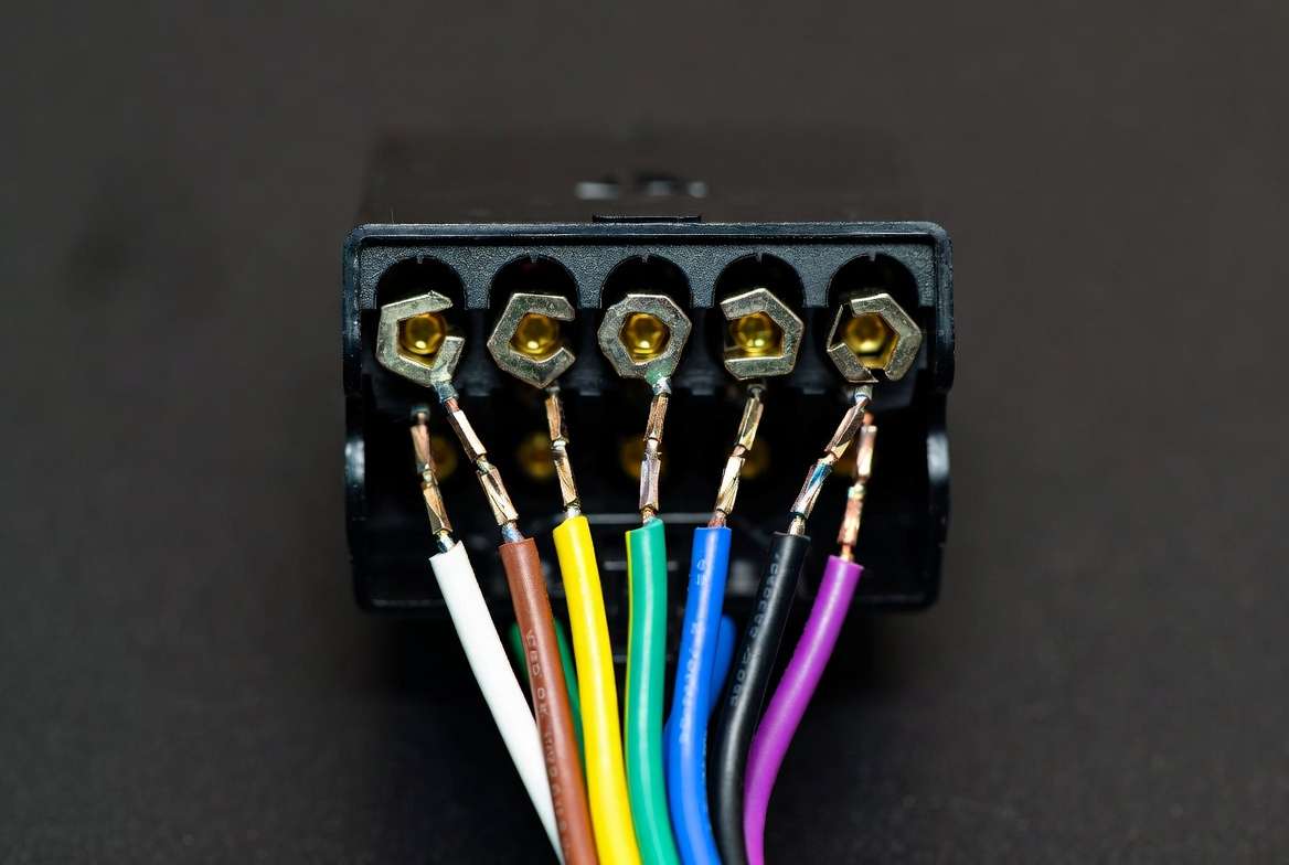 Detailed 7-way trailer plug wiring diagram showing color-coded pin connections for ground, lights, brakes, auxiliary power and reverse